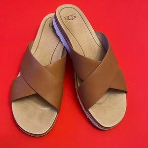 EUC UGG Kari sandal in natural color